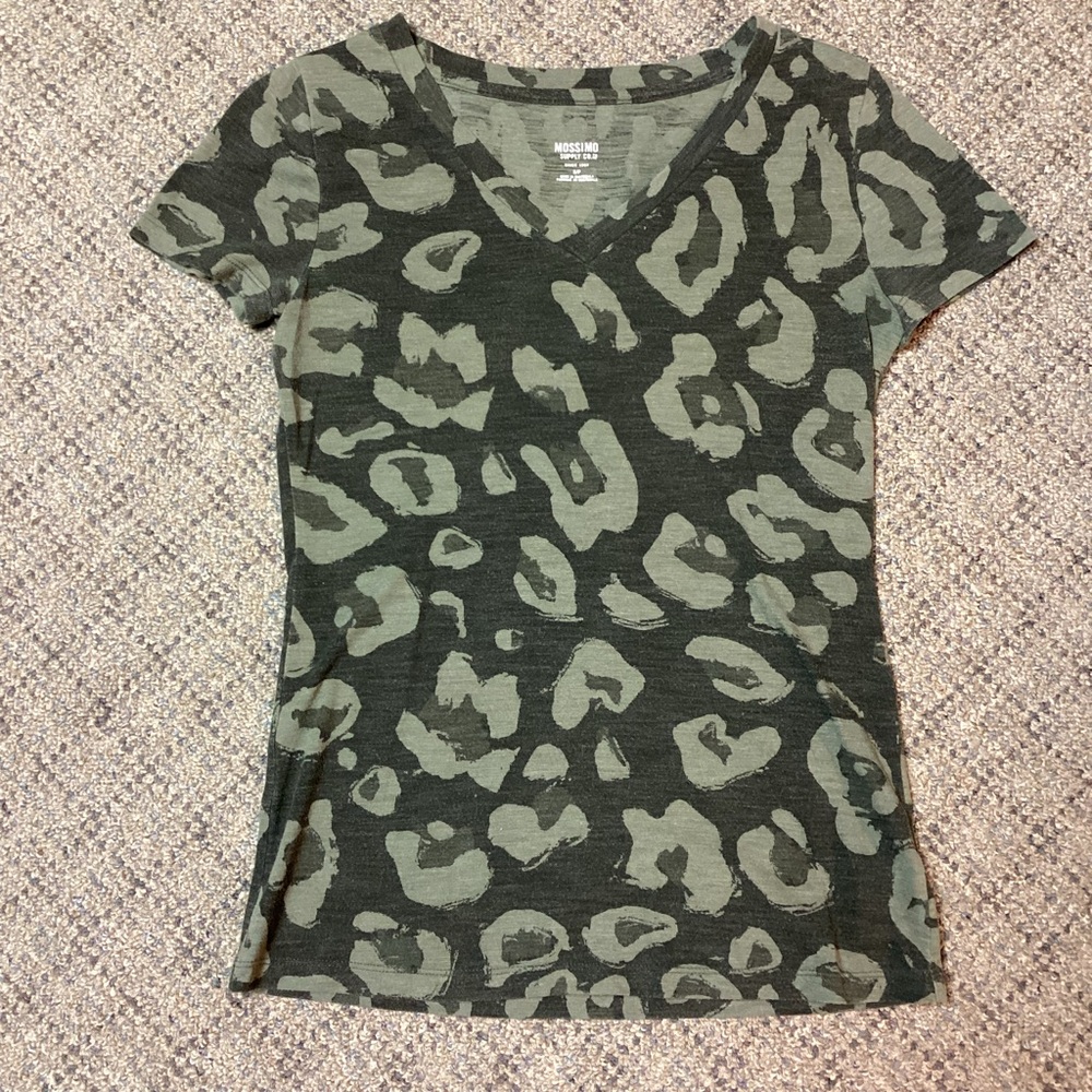 Mossimo Suoply Co. Olive Green Cheetah Print V-neck Tee * Size Small